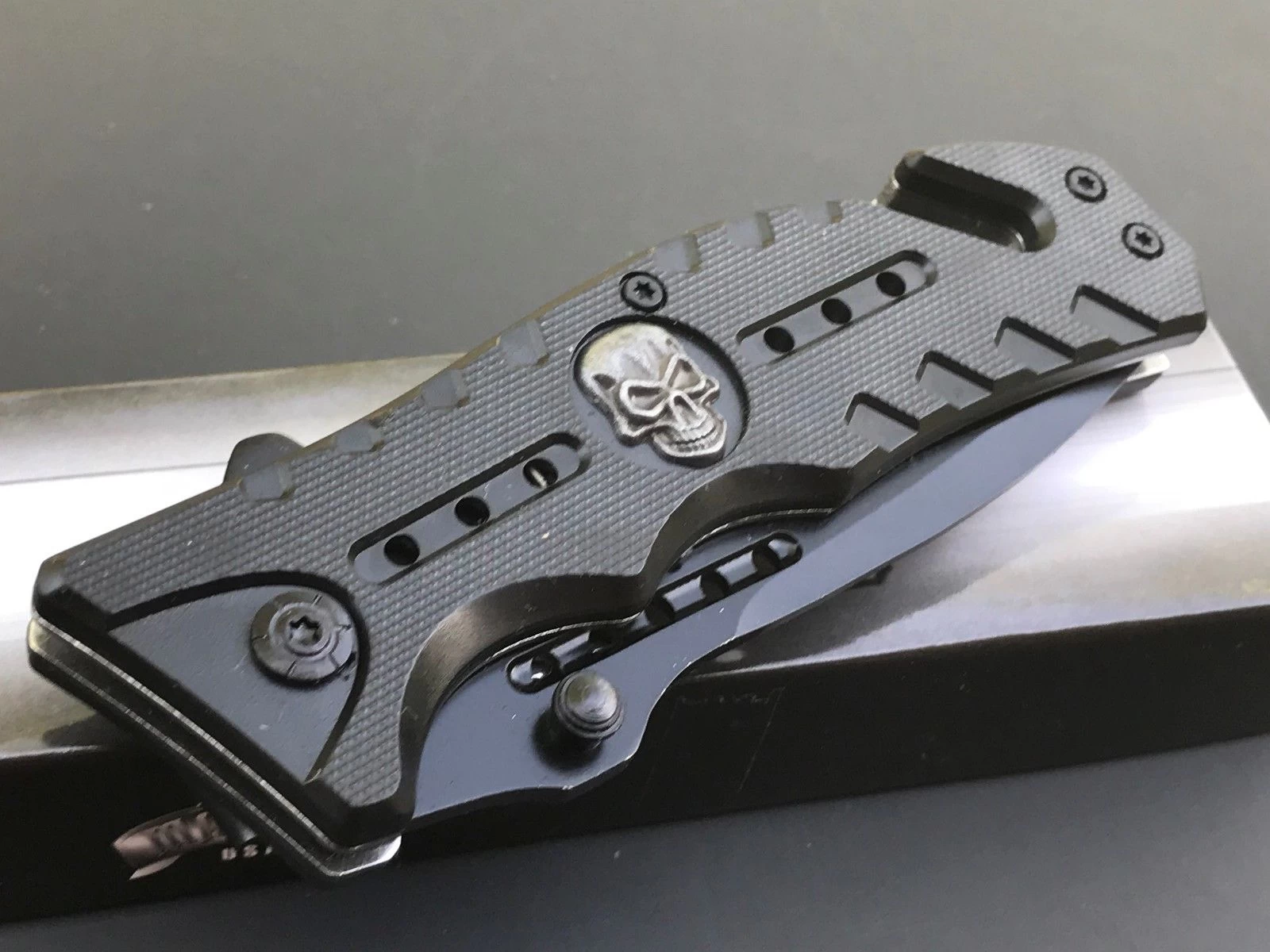 8" Master USA Punisher Skull Handle Pocket Knife (MU-A010BK) - Image 8