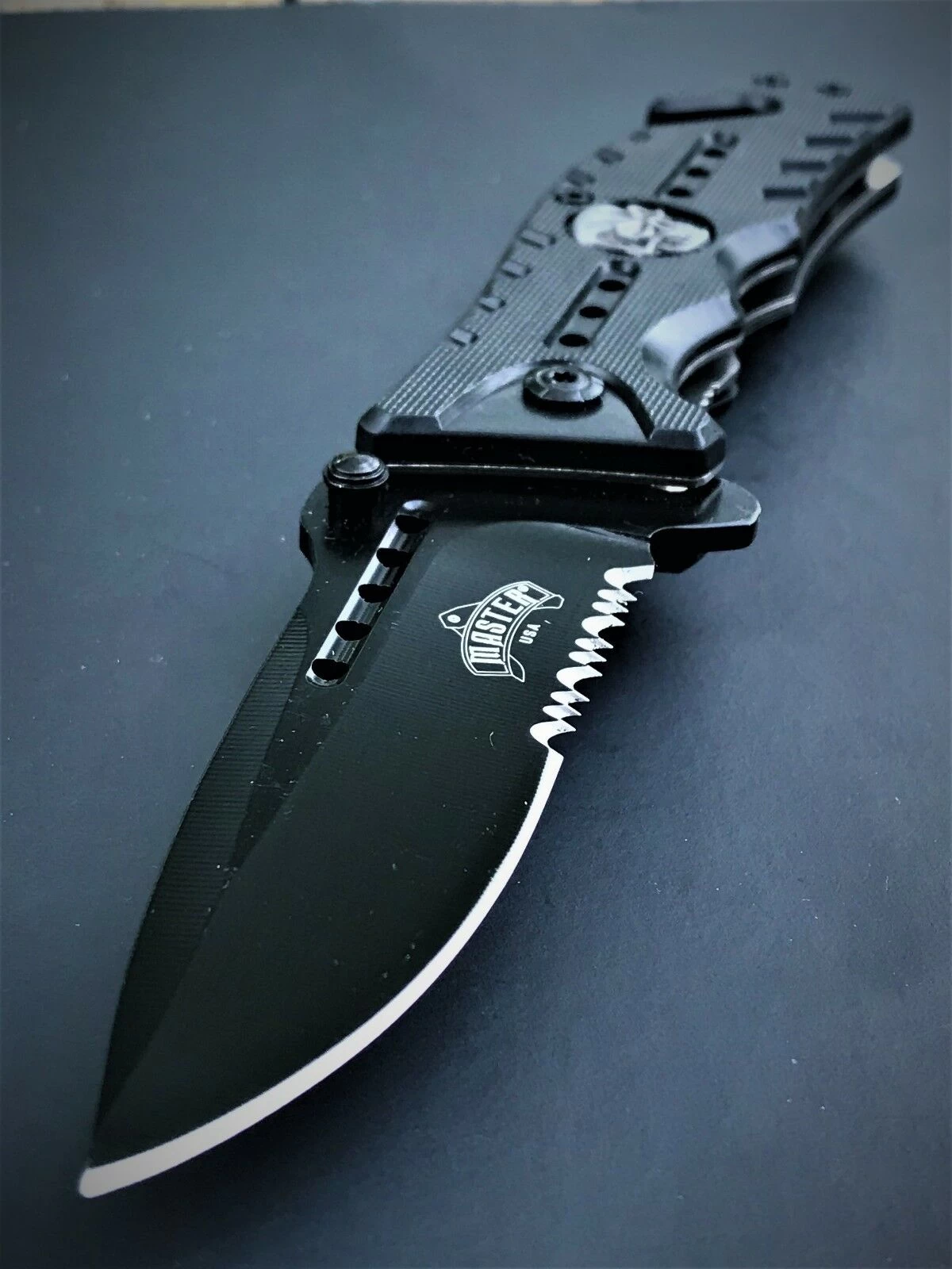 8" Master USA Punisher Skull Handle Pocket Knife (MU-A010BK) - Image 4