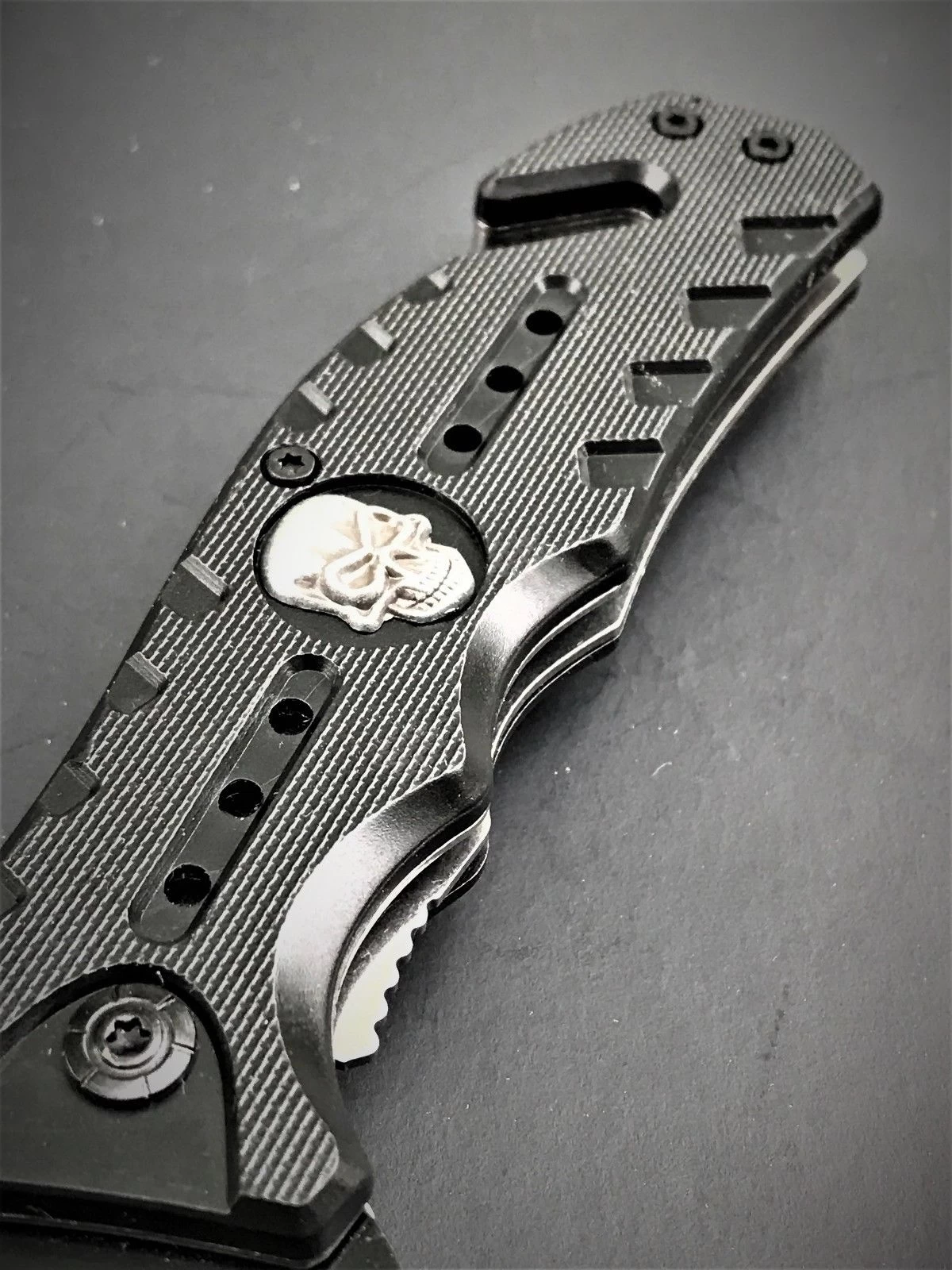 8" Master USA Punisher Skull Handle Pocket Knife (MU-A010BK) - Image 5