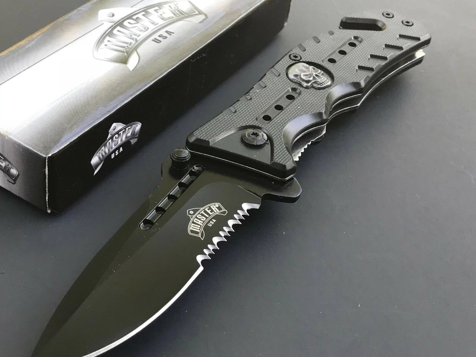 8" Master USA Punisher Skull Handle Pocket Knife (MU-A010BK) - Image 6